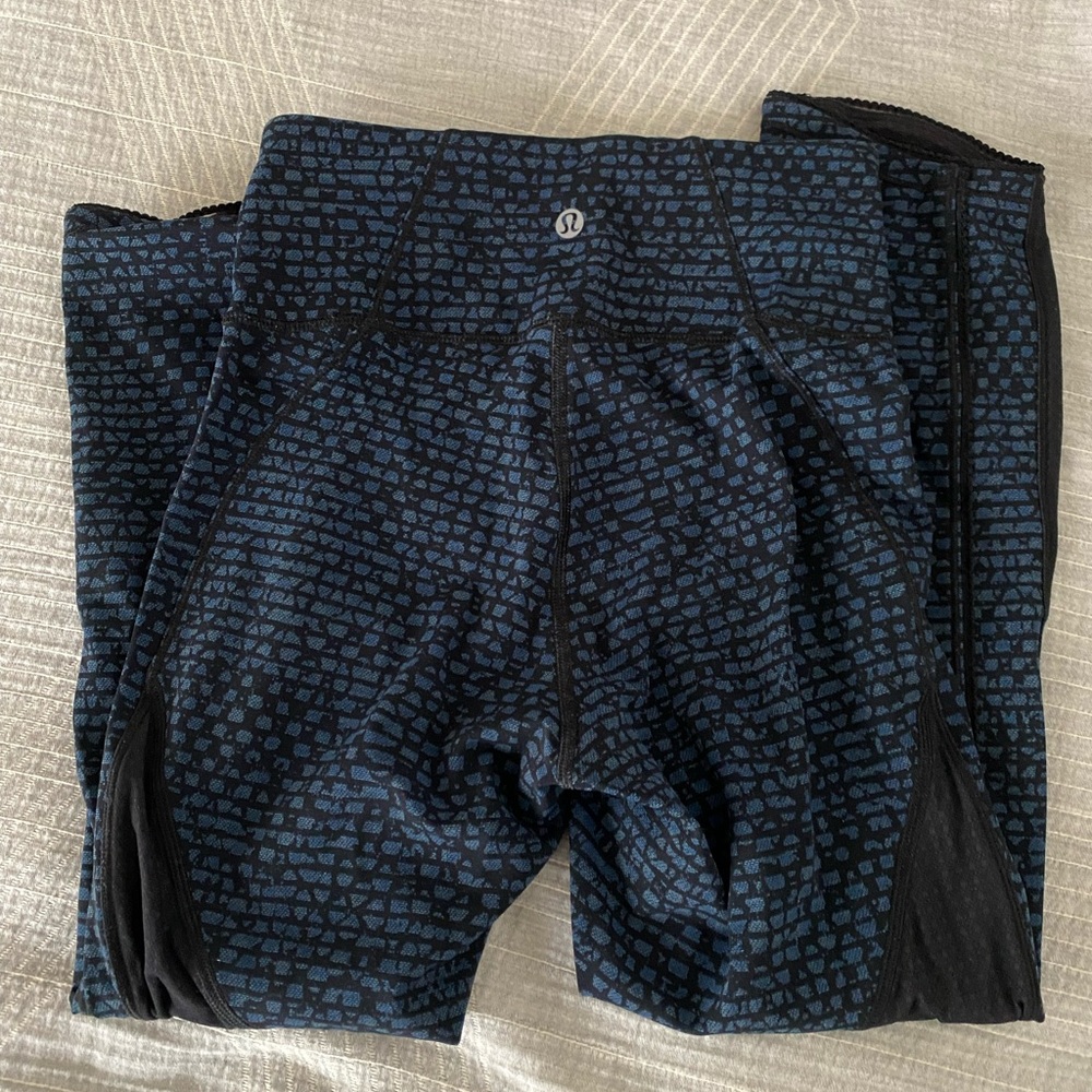 Lululemon high rise crop 21”, blue printed leggings with mesh backing